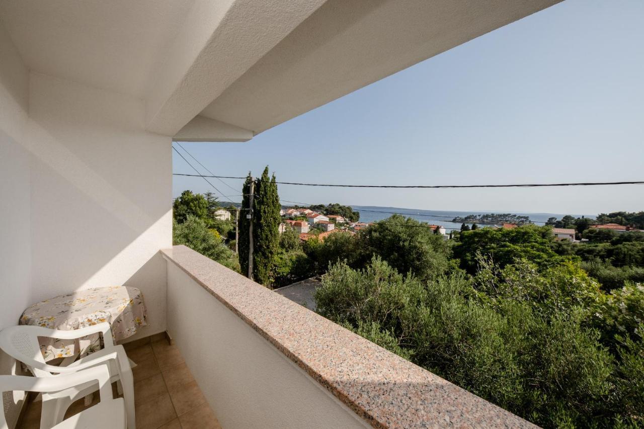 Apartments Mladenka In Banjol Exterior foto