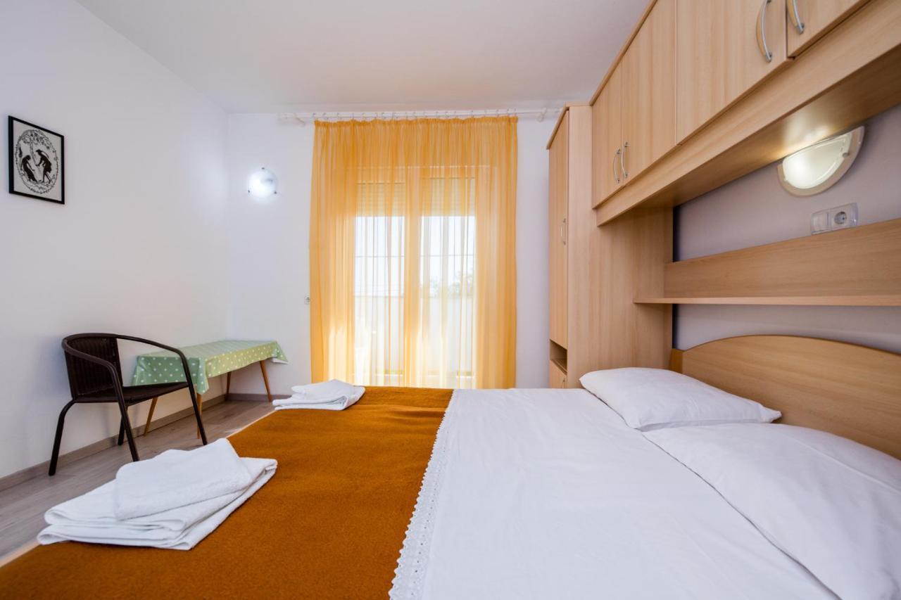 Apartments Mladenka In Banjol Exterior foto