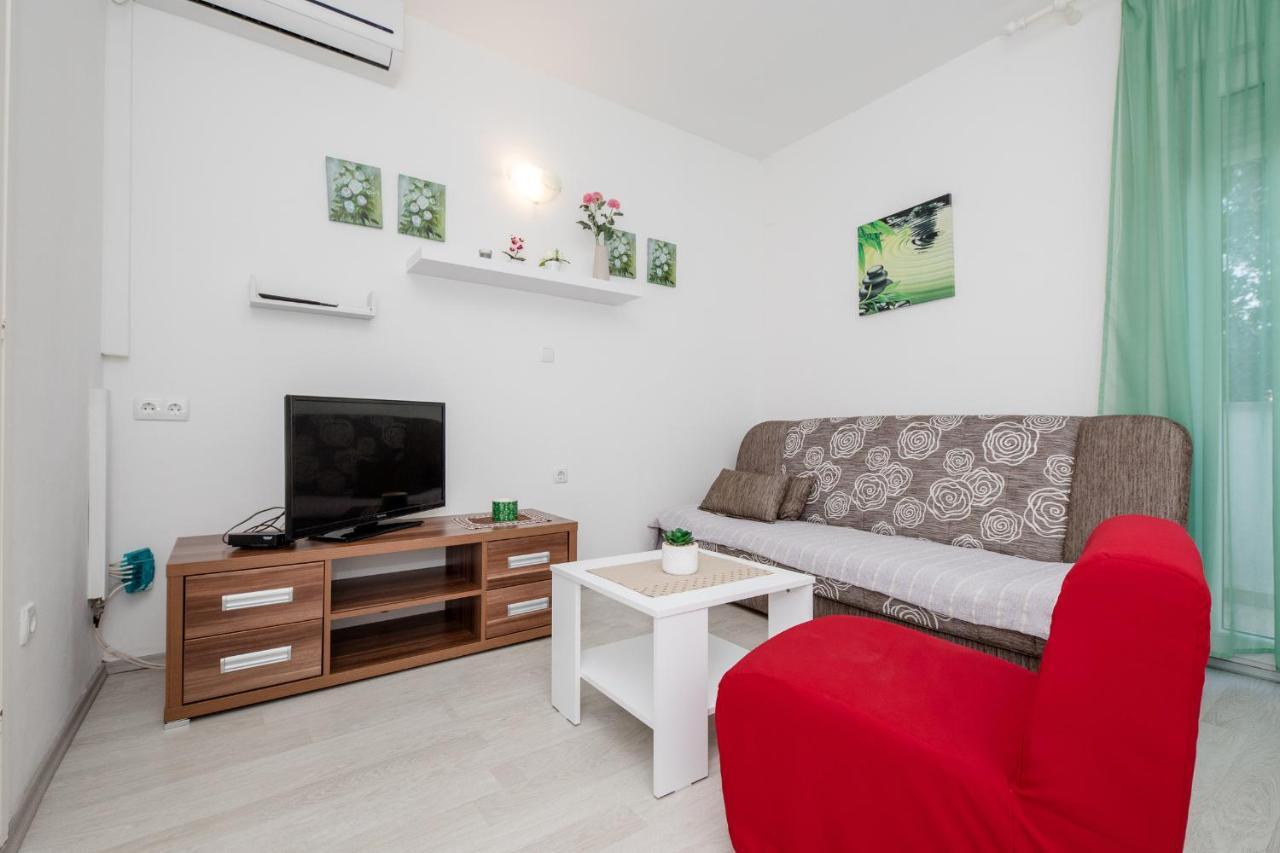 Apartments Mladenka In Banjol Exterior foto